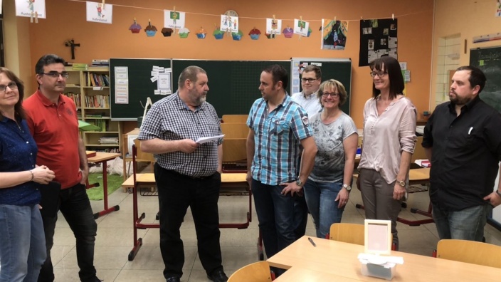 Von links nach rechts: Brigitte Schäfer, Frank Barth, Ortsbürgermeister Arnold Herrmann, CDU Vorsitzender Jens Firmenich, Patrick Schaden, Marion Graf, Susanne Hartmann-Etzkorn und Jan Schwoll bei der Besichtigung der Grundschule Niederfell.